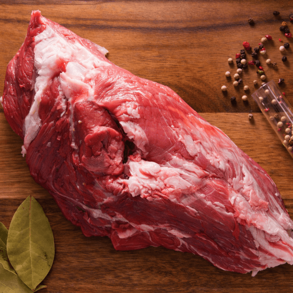 Corte de carne con especias y hojas