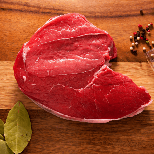 Filete de carne en tabla de madera