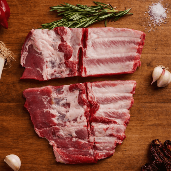 Costillas de cerdo crudas con ingredientes