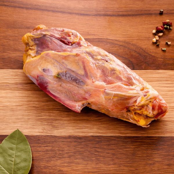 Carcasa de pollo cruda en tabla